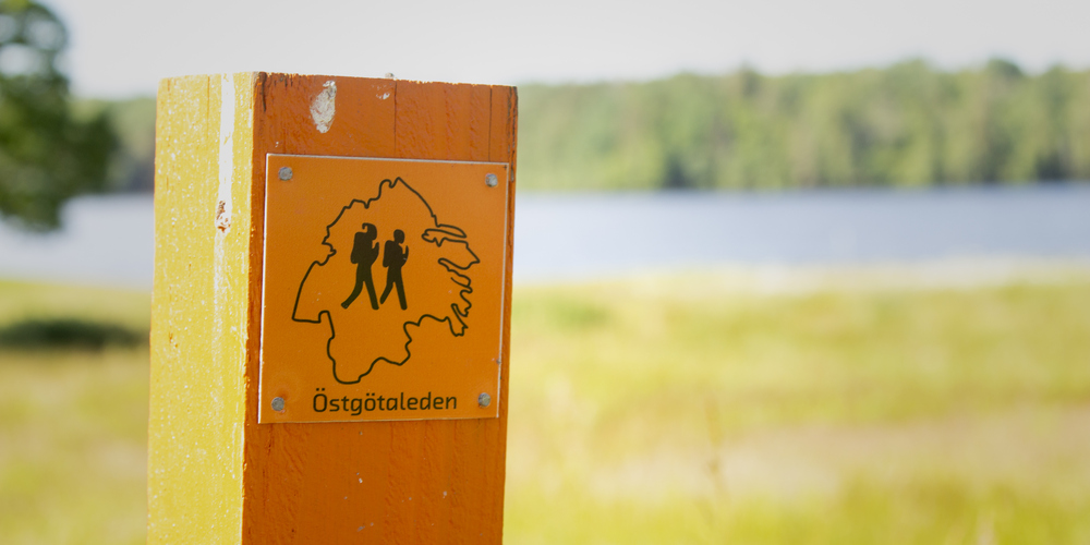 Stolpe markerad med Östgötaleden